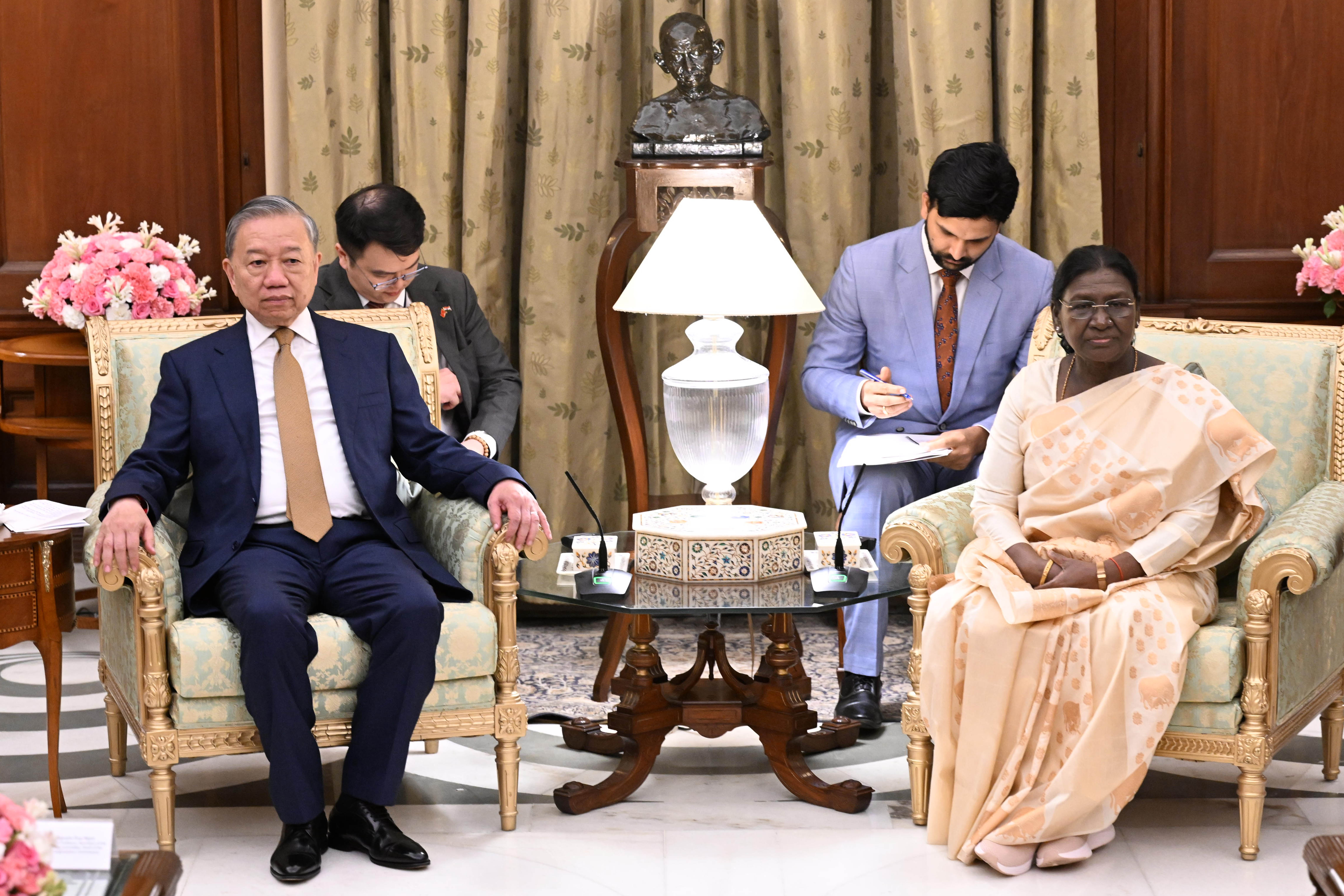 President Murmu meets her Vietnamese counterpart To Lam